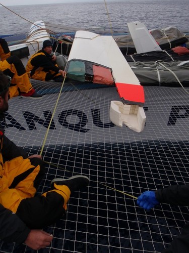 Banque Populaire V repairs in progress on the damaged daggerboard - Jour 13 - Trophée Jules Verne(3) © Team Banque Populaire http://www.voile.banquepopulaire.fr/